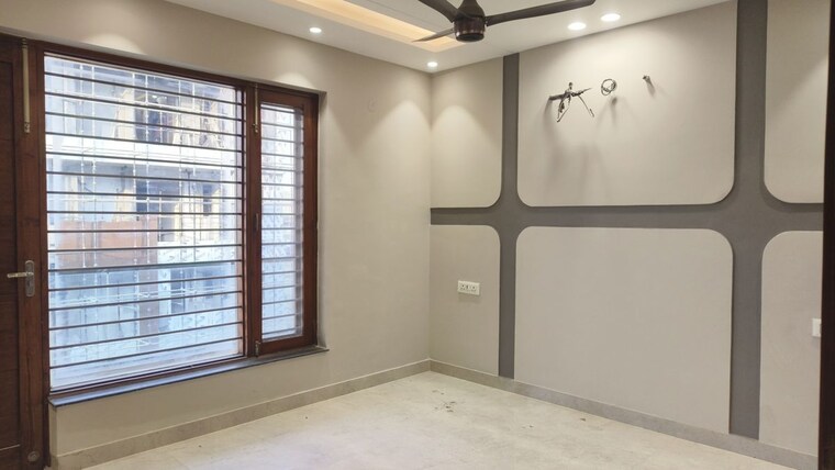 Room, parklands 4 Bedroom 350 Sq.Yd. Builder Floor In Sector 85 Faridabad 10110514