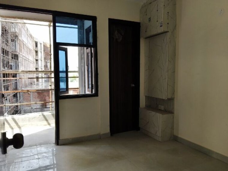 Room, sector 73 2 Bedroom 1000 Sq.Ft. Builder Floor In Sector 73 Noida 10110570