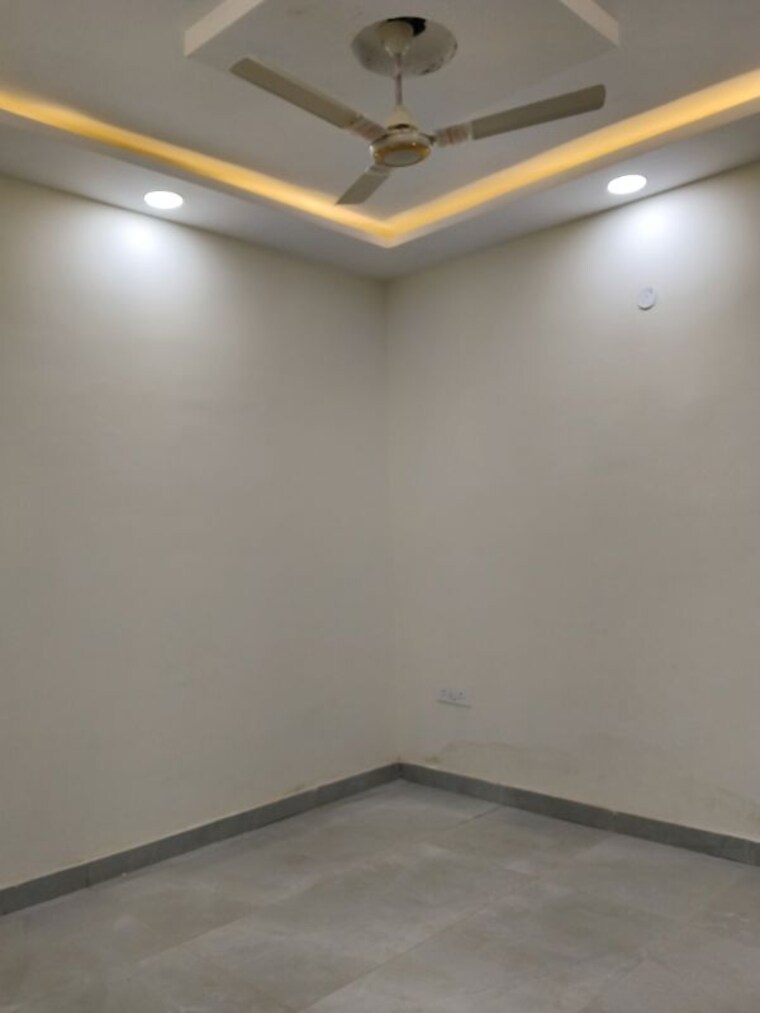 Room, sector 73 2 Bedroom 1000 Sq.Ft. Builder Floor In Sector 73 Noida 10110570