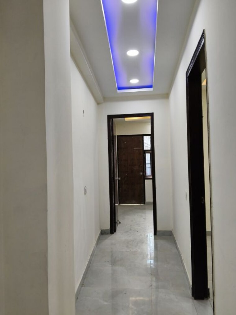 Other, sector 73 2 Bedroom 1000 Sq.Ft. Builder Floor In Sector 73 Noida 10110570