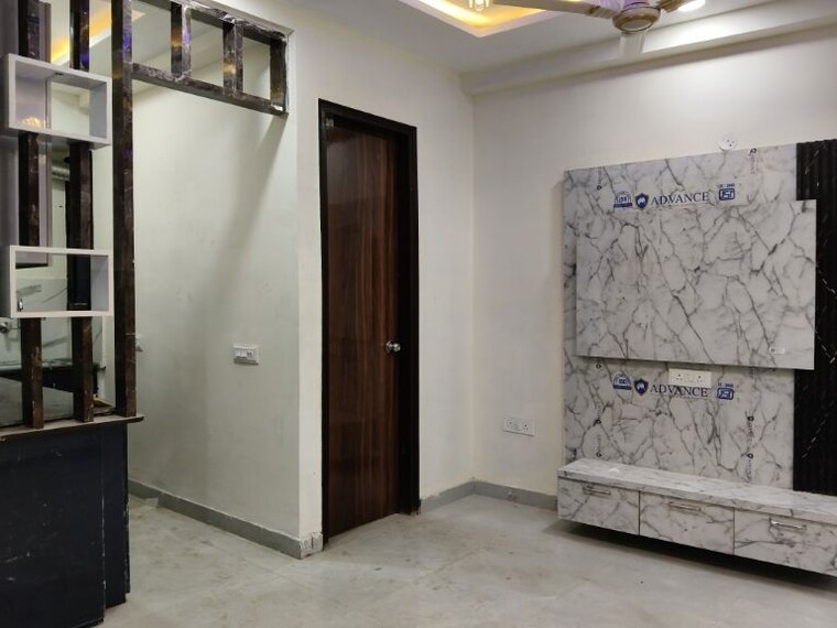 Room, sector 73 2 Bedroom 1000 Sq.Ft. Builder Floor In Sector 73 Noida 10110570