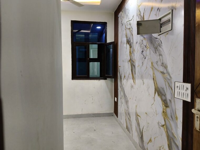 Room, sector 73 2 Bedroom 1000 Sq.Ft. Builder Floor In Sector 73 Noida 10110570