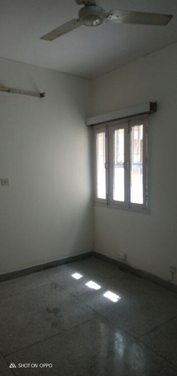 Room in 3 BHK Apartment at Vasant Kunj – for Rent