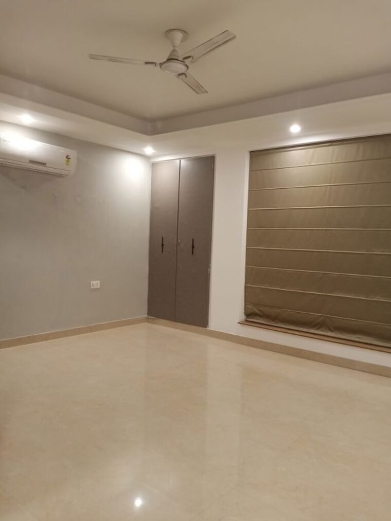 Room, parklands 4 Bedroom 300 Sq.Yd. Builder Floor In Sector 85 Faridabad 10110642