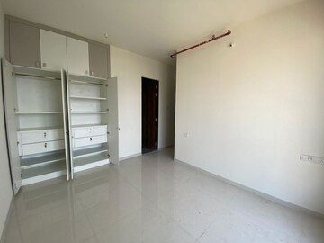 Room in 2 BHK Apartment at Sheth Zuri, Laxmi Nagar – for Rent