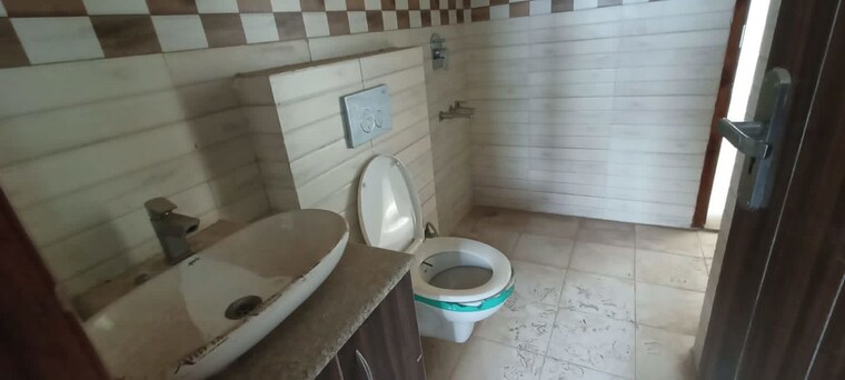 Bathroom, parklands 4 Bedroom 350 Sq.Yd. Builder Floor In Sector 85 Faridabad 10110676