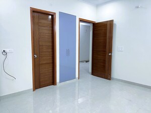 Room in 4 BHK Builder Floor at Sector 4 – for Rent