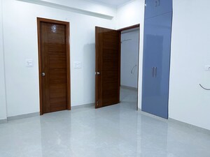 Room in 4 BHK Builder Floor at Sector 4 – for Rent