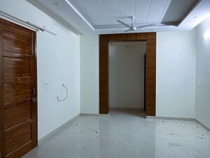 Room in 4 BHK Builder Floor at Sector 4 – for Rent
