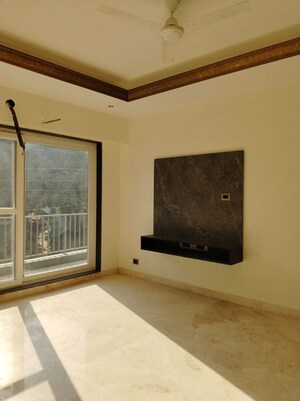 Room in 3 BHK Builder Floor at Ardee Mall, Sector 52 – for Rent