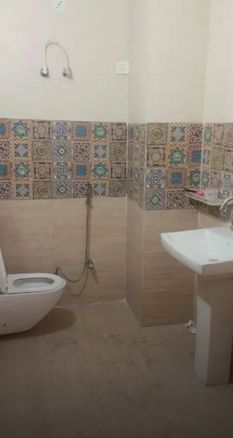 Bathroom, butler colony 3 Bedroom 2500 Sq.Ft. Apartment In Butler Colony Lucknow 10110722