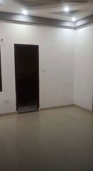 Room in 3 BHK Apartment at Butler Colony – for Rent