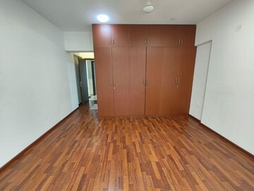 Room in 3 BHK Apartment at Raheja Empress, Prabhadevi – for Rent