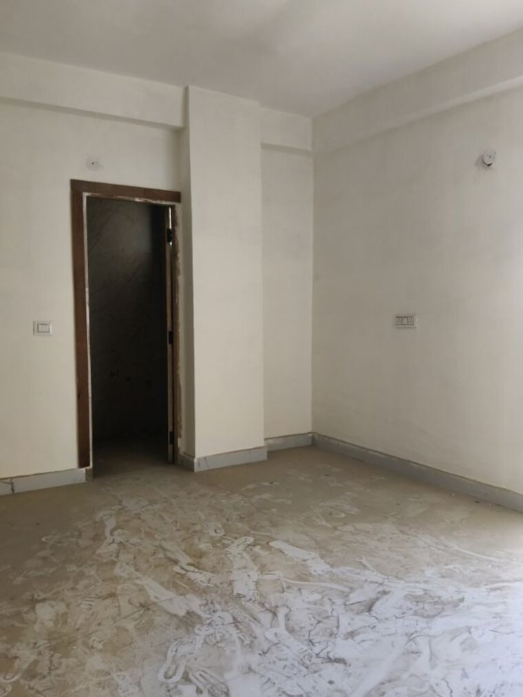 Room, sector 73 3 Bedroom 1400 Sq.Ft. Builder Floor In Sector 73 Noida 10110810