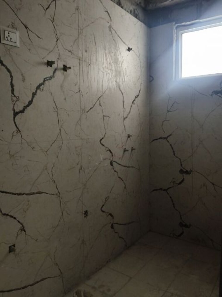 Bathroom, sector 73 3 Bedroom 1400 Sq.Ft. Builder Floor In Sector 73 Noida 10110810