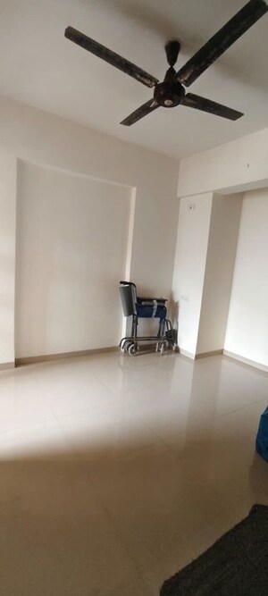 Room in 2 BHK Apartment at Kalpataru Immensa, Kolshet Road – for Rent