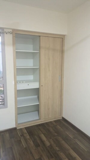 Room in 2 BHK Apartment at Piramal Vaikunth, Balkum Pada – for Rent