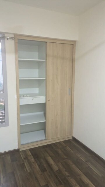 Room in 2 BHK Apartment at Piramal Vaikunth, Balkum Pada – for Rent