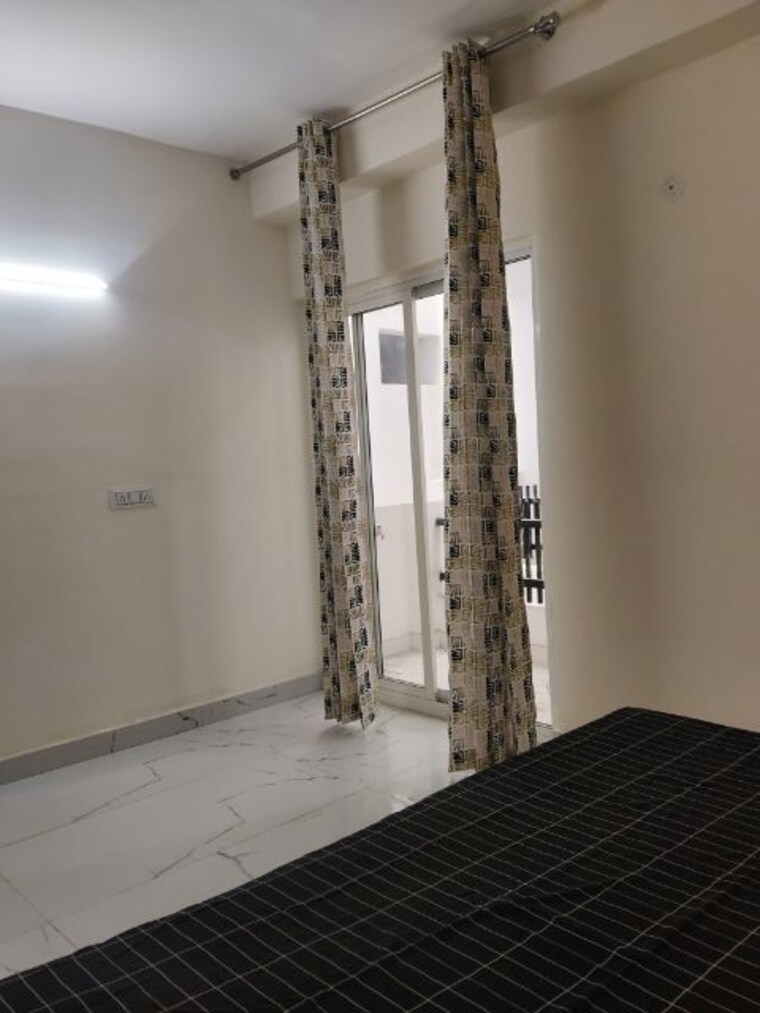Room, sector 73 2 Bedroom 1050 Sq.Ft. Builder Floor In Sector 73 Noida 10110952
