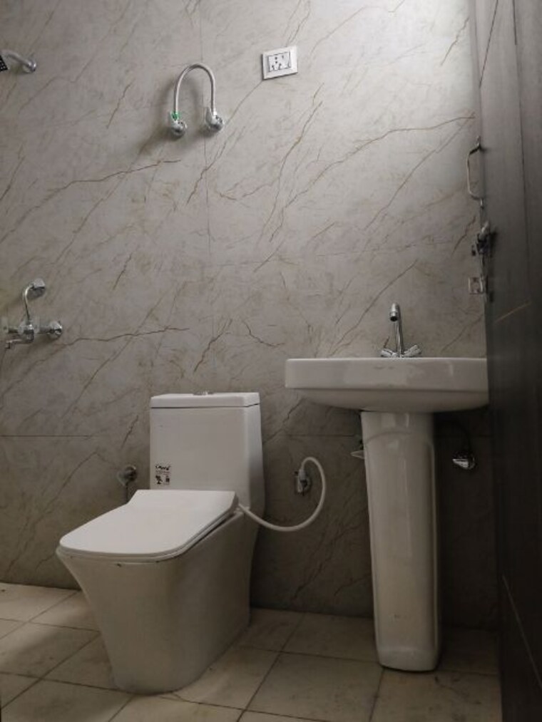 Bathroom, sector 73 2 Bedroom 1050 Sq.Ft. Builder Floor In Sector 73 Noida 10110952