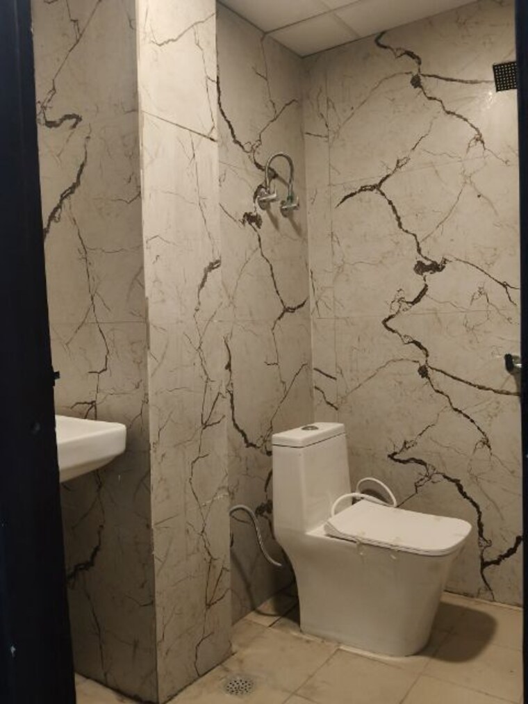 Bathroom, sector 73 2 Bedroom 1050 Sq.Ft. Builder Floor In Sector 73 Noida 10110952