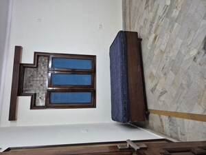 Furnished Amenities in 2.5 BHK Builder Floor at Mayur Vihar – for Rent