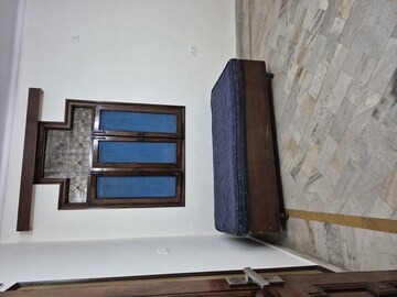 Furnished Amenities in 2.5 BHK Builder Floor at Mayur Vihar – for Rent