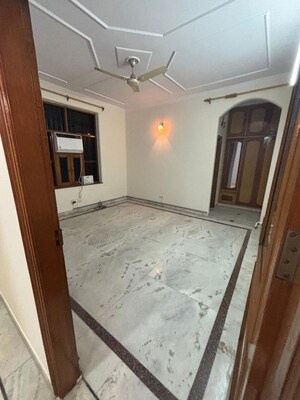 Room in 5 BHK Independent House at Sector 28 – for Rent