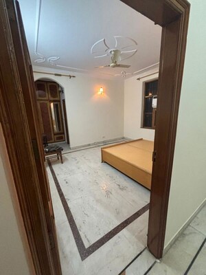 Room in 5 BHK Independent House at Sector 28 – for Rent