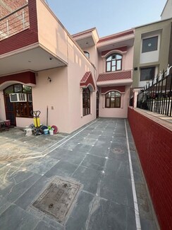 5 BHK + Servant Room Independent House For Rent in Sector 28