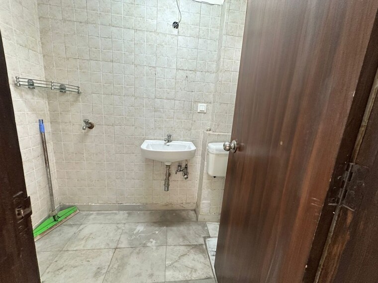 Bathroom, dwarka 3 Bedroom 1500 Sq.Ft. Apartment In Dwarka Delhi 10111408