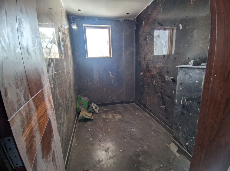 Bathroom, green fields colony 4 Bedroom 4050 Sq.Ft. Apartment In Green Fields Colony Faridabad 10098867