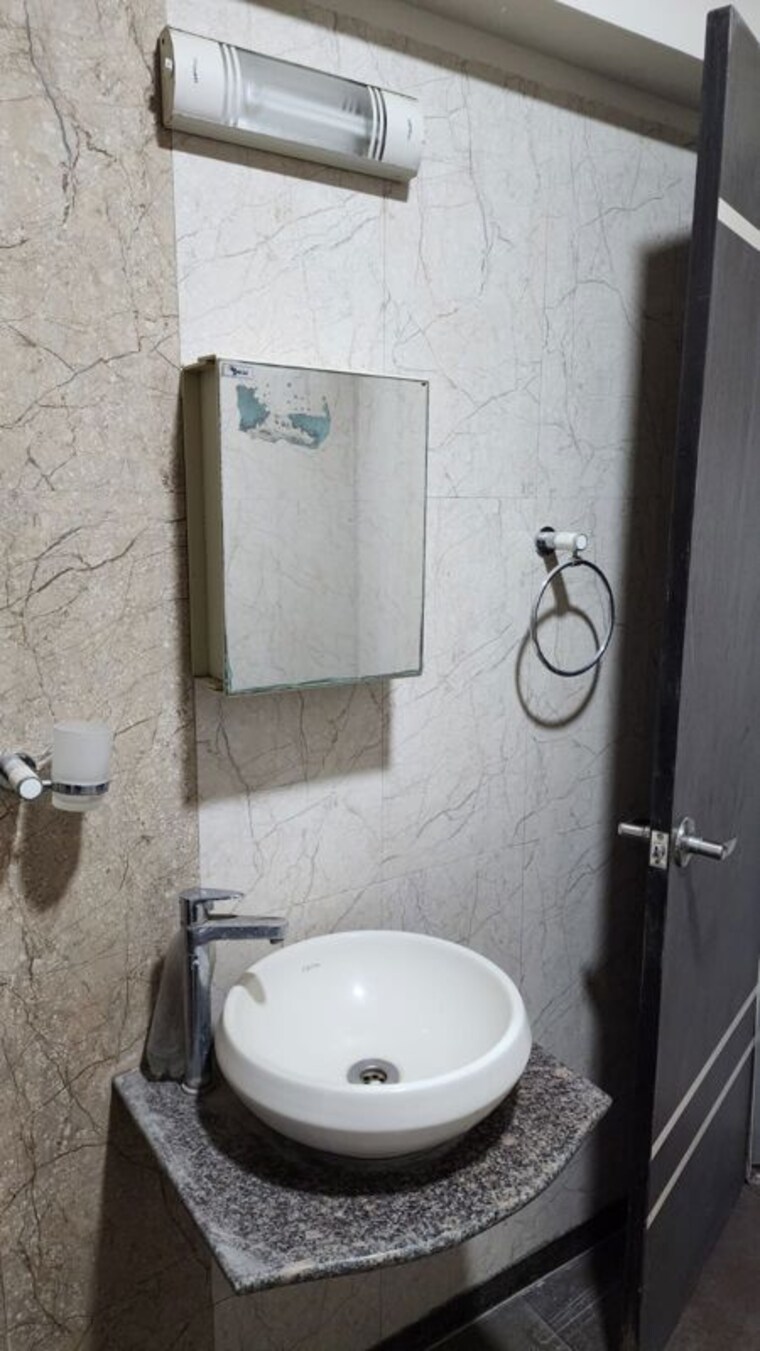Bathroom, ram-mandir-industrial-estate 2 Bedroom 650 Sq.Ft. Apartment In Goregaon East Mumbai 10111455