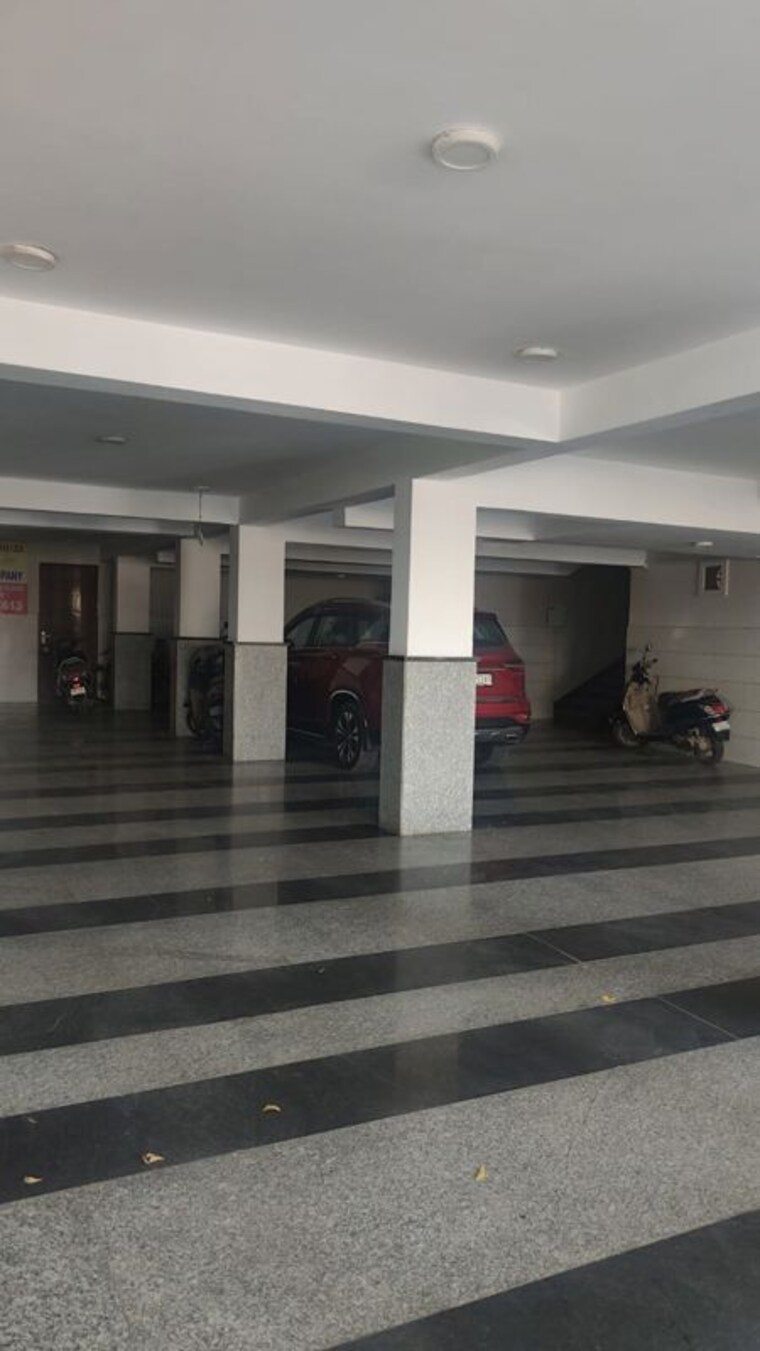  Parking, palam vihar 2 Bedroom 450 Sq.Yd. Builder Floor In Palam Vihar Gurgaon 10111587