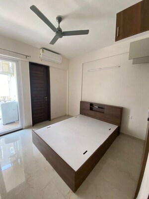 Room in 2.5 BHK Builder Floor at Smart World Gems, Sector 89 – for Rent