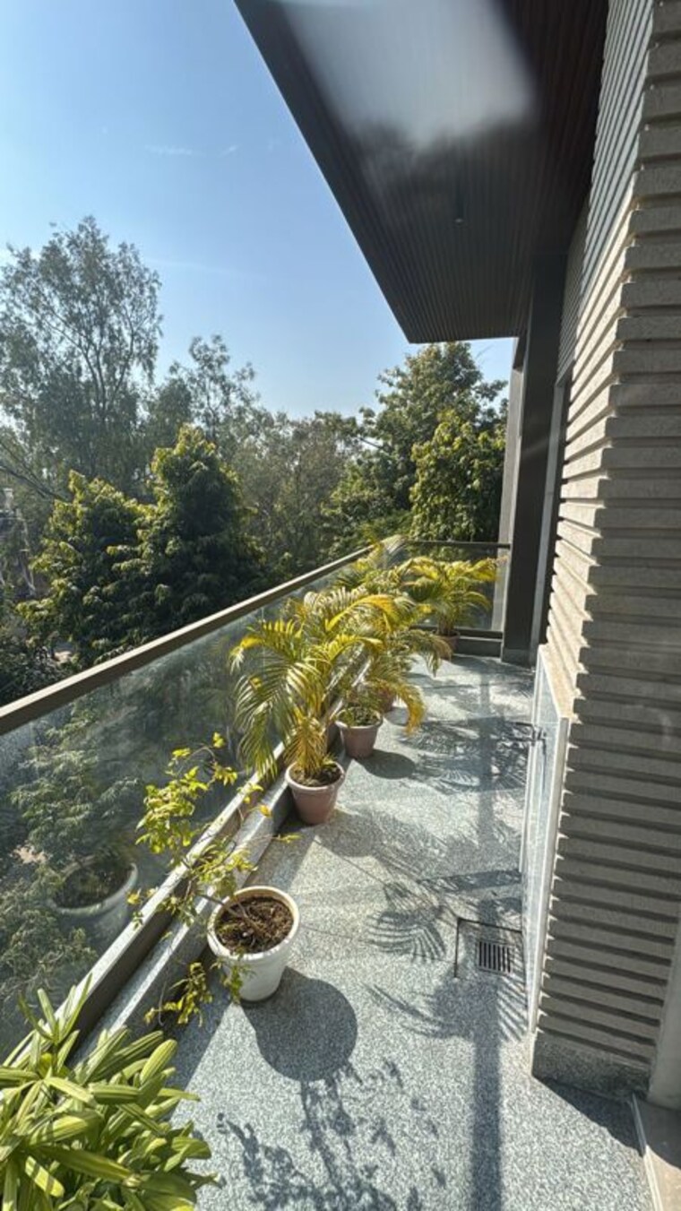 Balcony, south extension ii 4 Bedroom 420 Sq.Yd. Builder Floor In South Extension ii Delhi 10111878