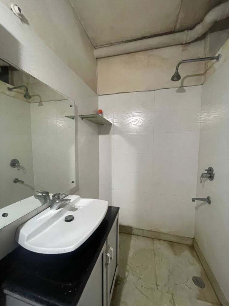Bathroom, kalkaji Studio 500 Sq.Ft. Builder Floor In Kalkaji Delhi 10111942