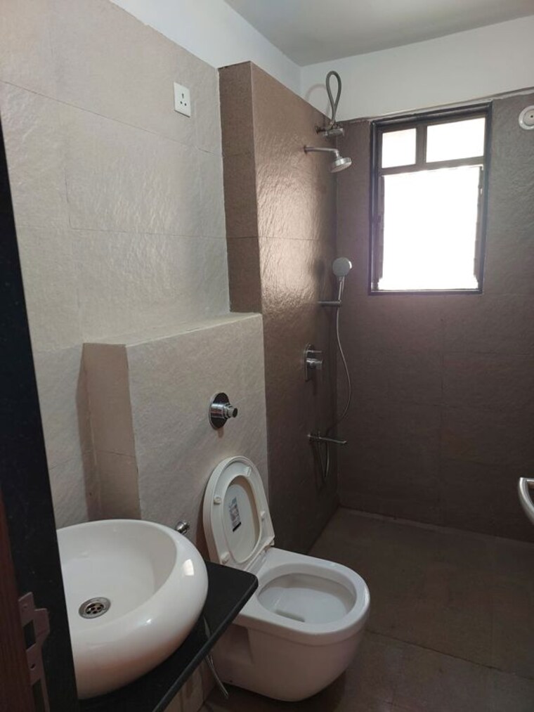 Bathroom, kohinoor-courtyard-one 3 Bedroom 1100 Sq.Ft. Apartment In Wakad Pune 10111943