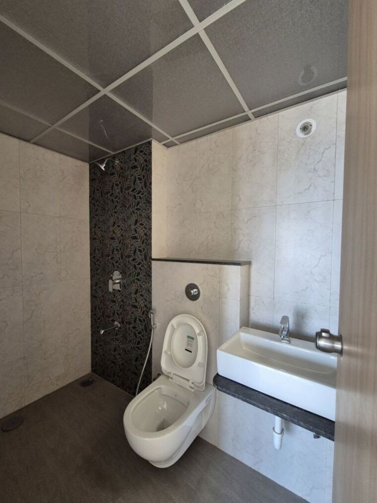 Bathroom, kohinoor-courtyard-one 2 Bedroom 710 Sq.Ft. Apartment In Wakad Pune 10112192