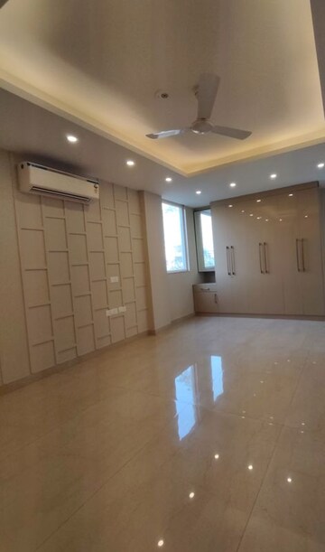 Building Lobby in 3 BHK Builder Floor at SS Mayfield Gardens, Sector 51 – for Sale
