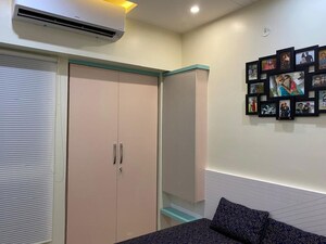 Room in 2 BHK Apartment at Lodha Amara, Kolshet Road – for Rent