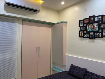 Room in 2 BHK Apartment at Lodha Amara, Kolshet Road – for Rent