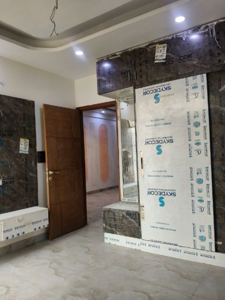Room, sector 73 2 Bedroom 1100 Sq.Ft. Builder Floor In Sector 73 Noida 10112734