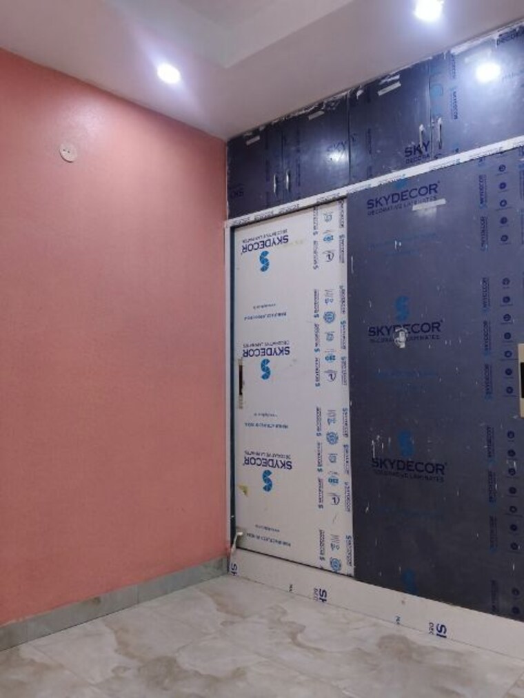Room, sector 73 2 Bedroom 1100 Sq.Ft. Builder Floor In Sector 73 Noida 10112734