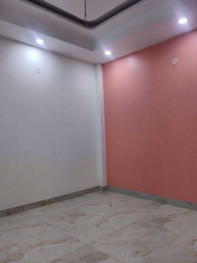 Room, sector 73 2 Bedroom 1100 Sq.Ft. Builder Floor In Sector 73 Noida 10112734