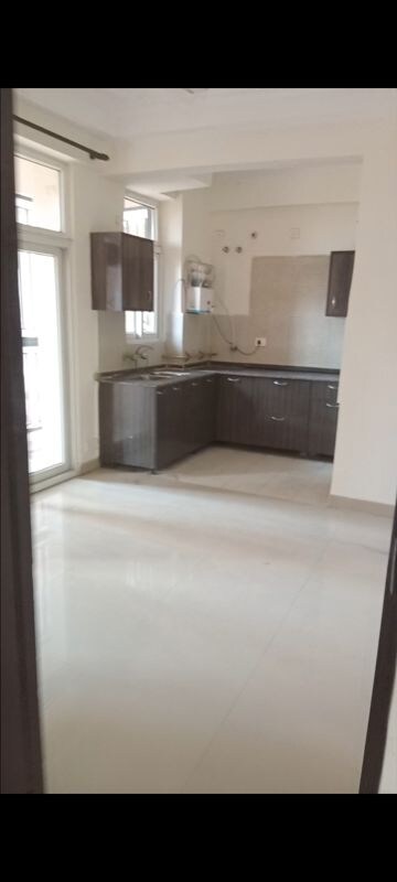 Room in 2.5 BHK Apartment at Amrapali Princely Estate, Sector 76 – for Rent