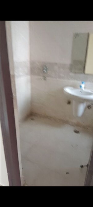 Bathroom in 2.5 BHK Apartment at Amrapali Princely Estate, Sector 76 – for Rent