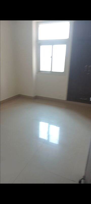 Room in 2.5 BHK Apartment at Amrapali Princely Estate, Sector 76 – for Rent