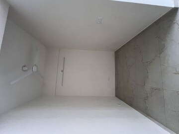 Room in 2.5 BHK Apartment at Smart World Gems, Sector 89 – for Rent