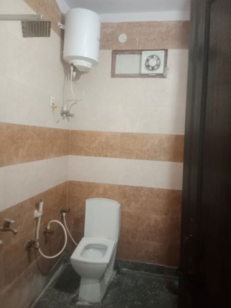 Bathroom, vipin garden 4 Bedroom 120 Sq.Yd. Builder Floor In Vipin Garden Delhi 10113217